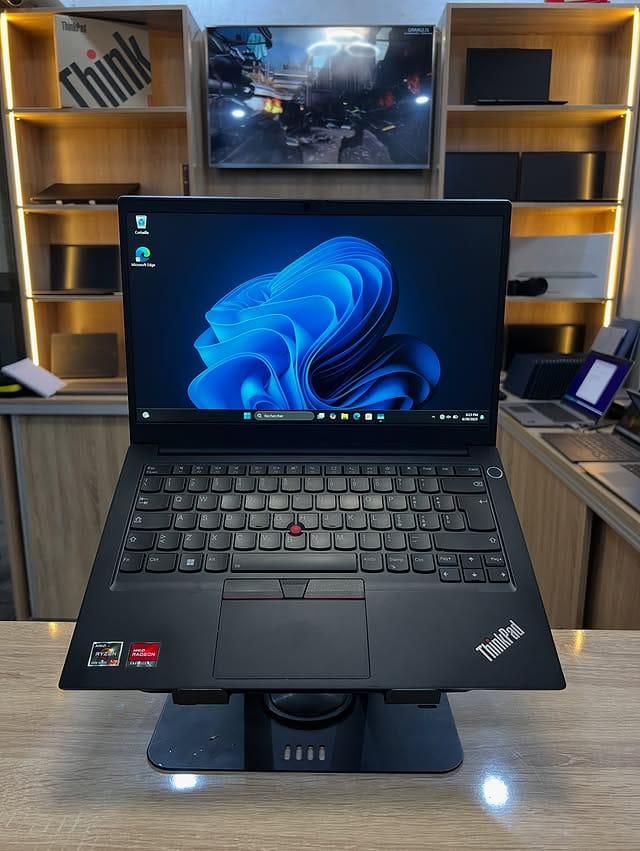 JKoss LENOVO thinkpad E14 AMD Ryzen 5 4700U ( équivalent de i7 10th gen )