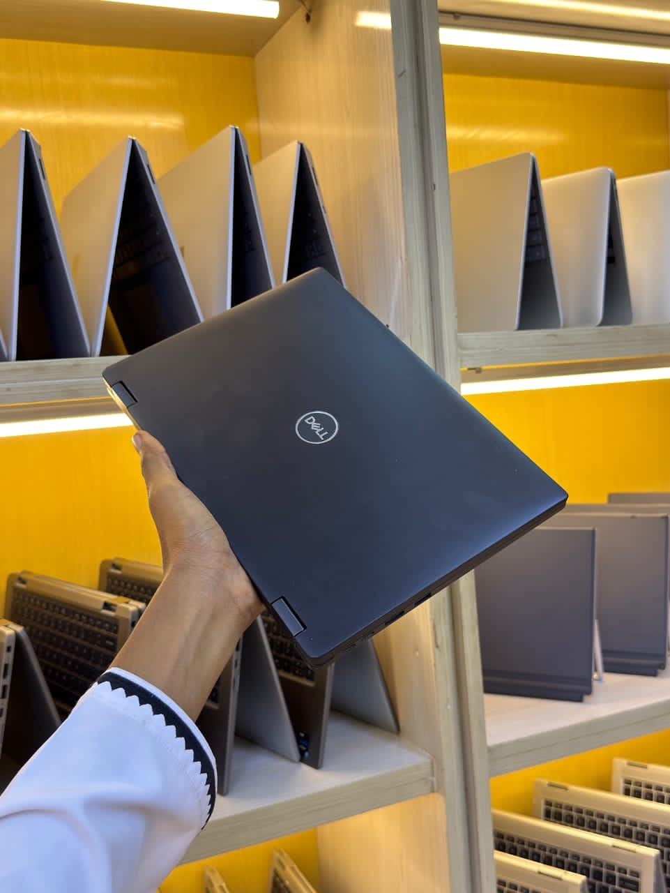 JKoss DELL Latitude 7390 (2 en 1) i7 8th gen – Image 5