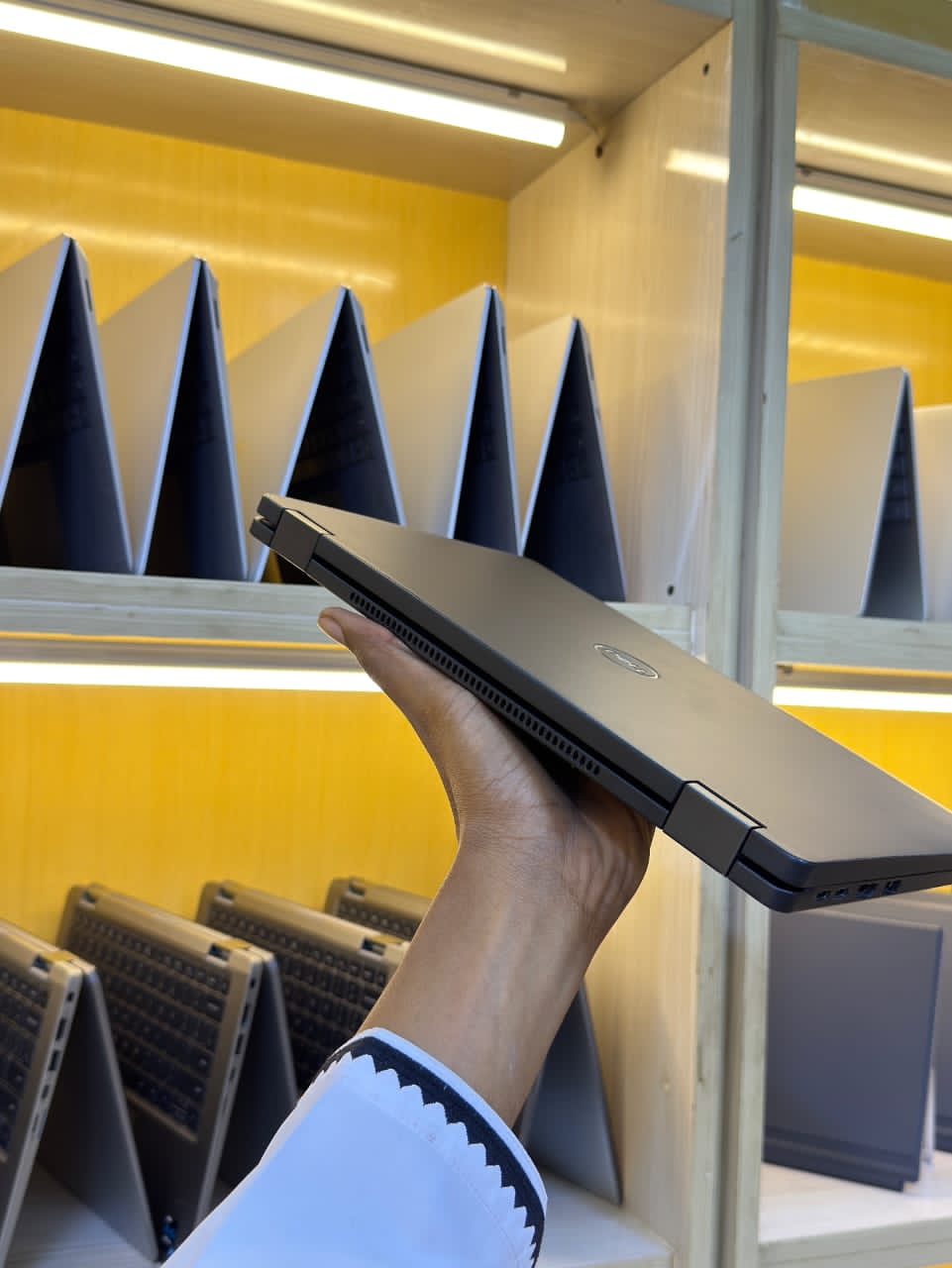 JKoss DELL Latitude 7390 (2 en 1) i7 8th gen – Image 6