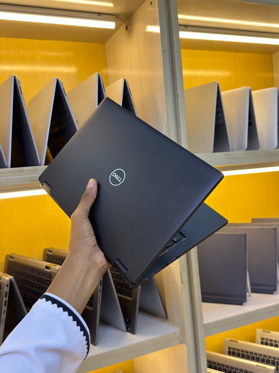 JKoss DELL Latitude 7390 (2 en 1) i7 8th gen – Image 8