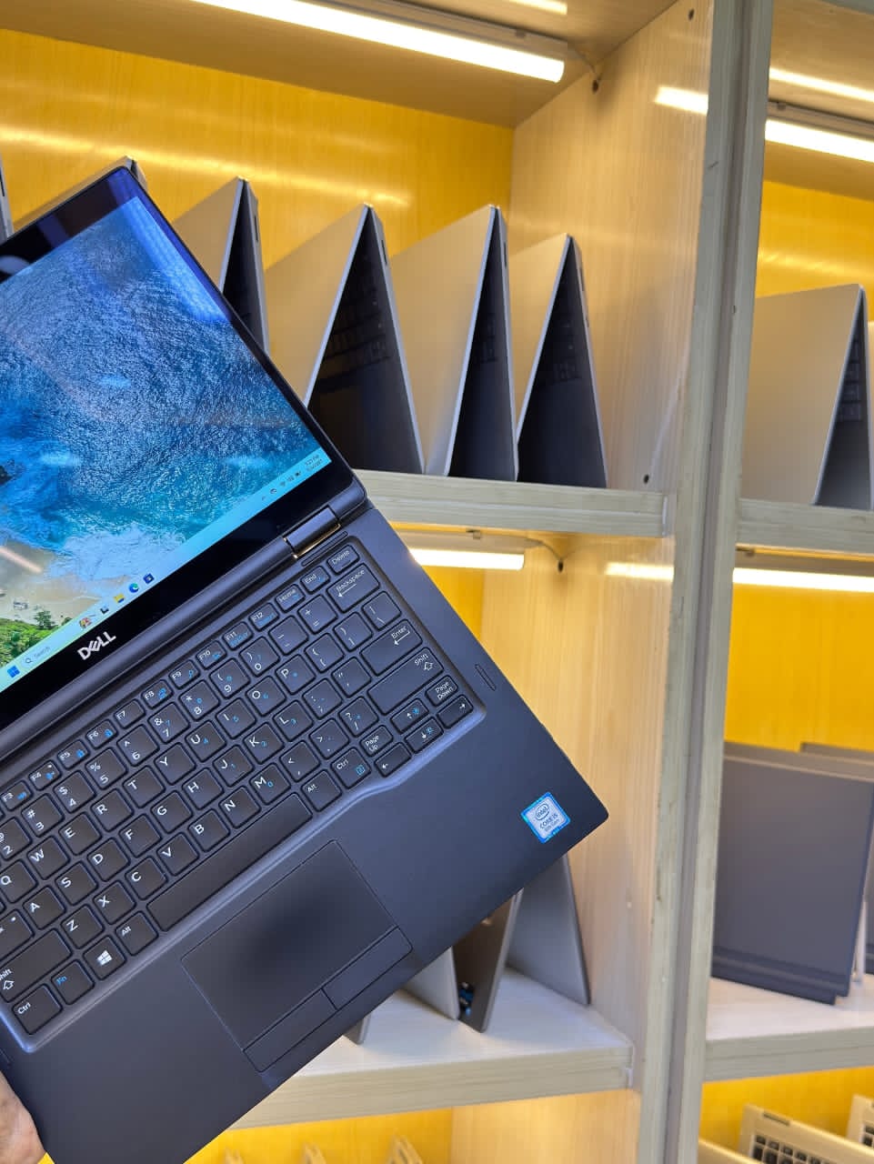 JKoss DELL Latitude 7390 (2 en 1) i7 8th gen – Image 7