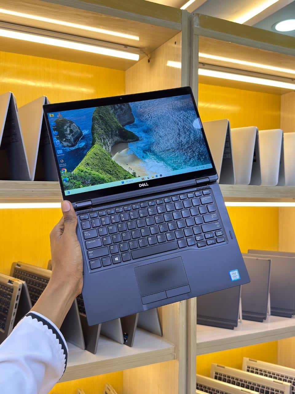 JKoss DELL Latitude 7390 (2 en 1) i7 8th gen – Image 11