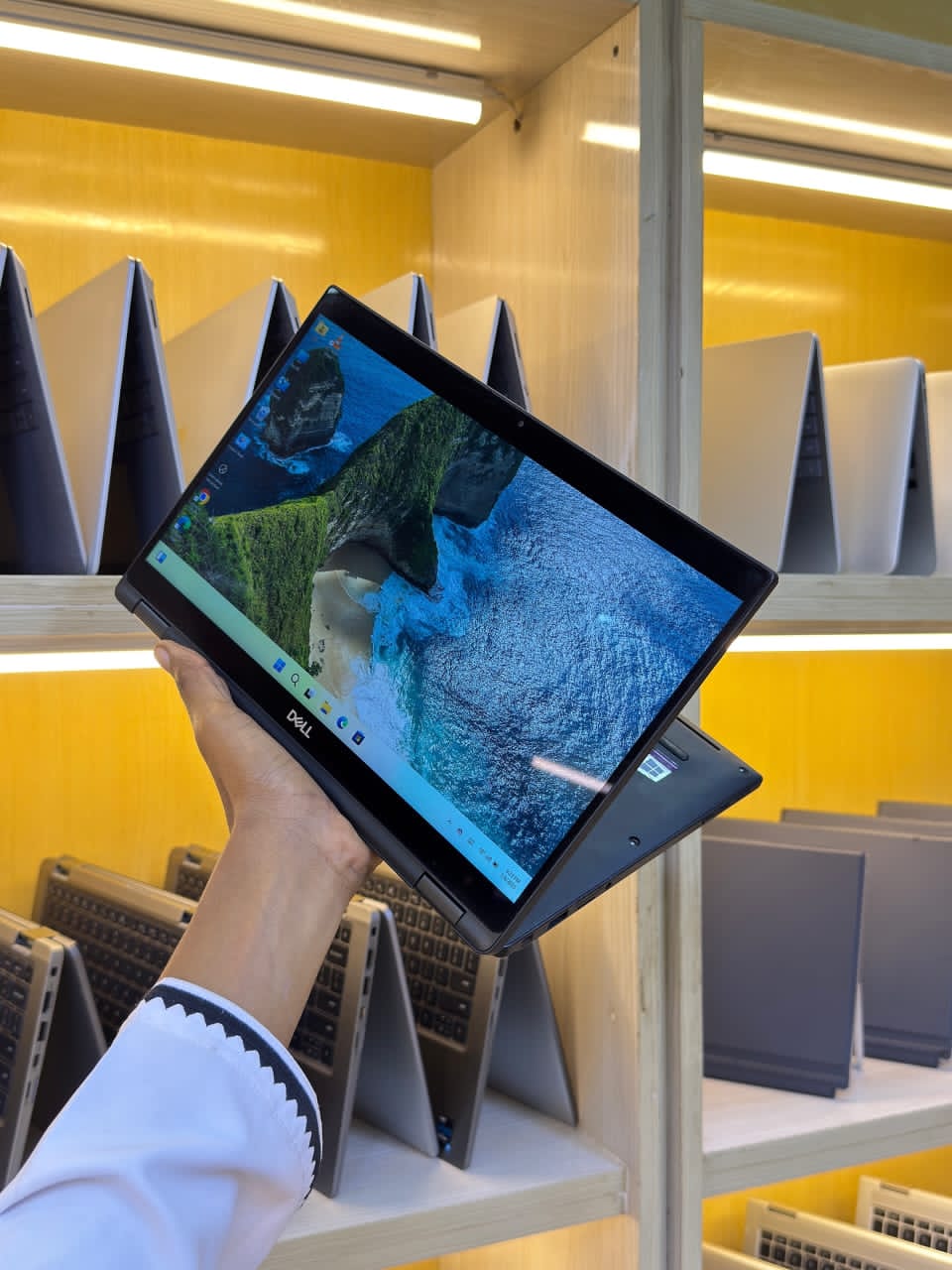 JKoss DELL Latitude 7390 (2 en 1) i7 8th gen – Image 2